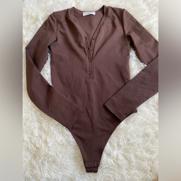 Aritzia Babaton Contour Henley Longsleeve V-neck Bodysuit in  Coffee Bean - Picture 2 of 6